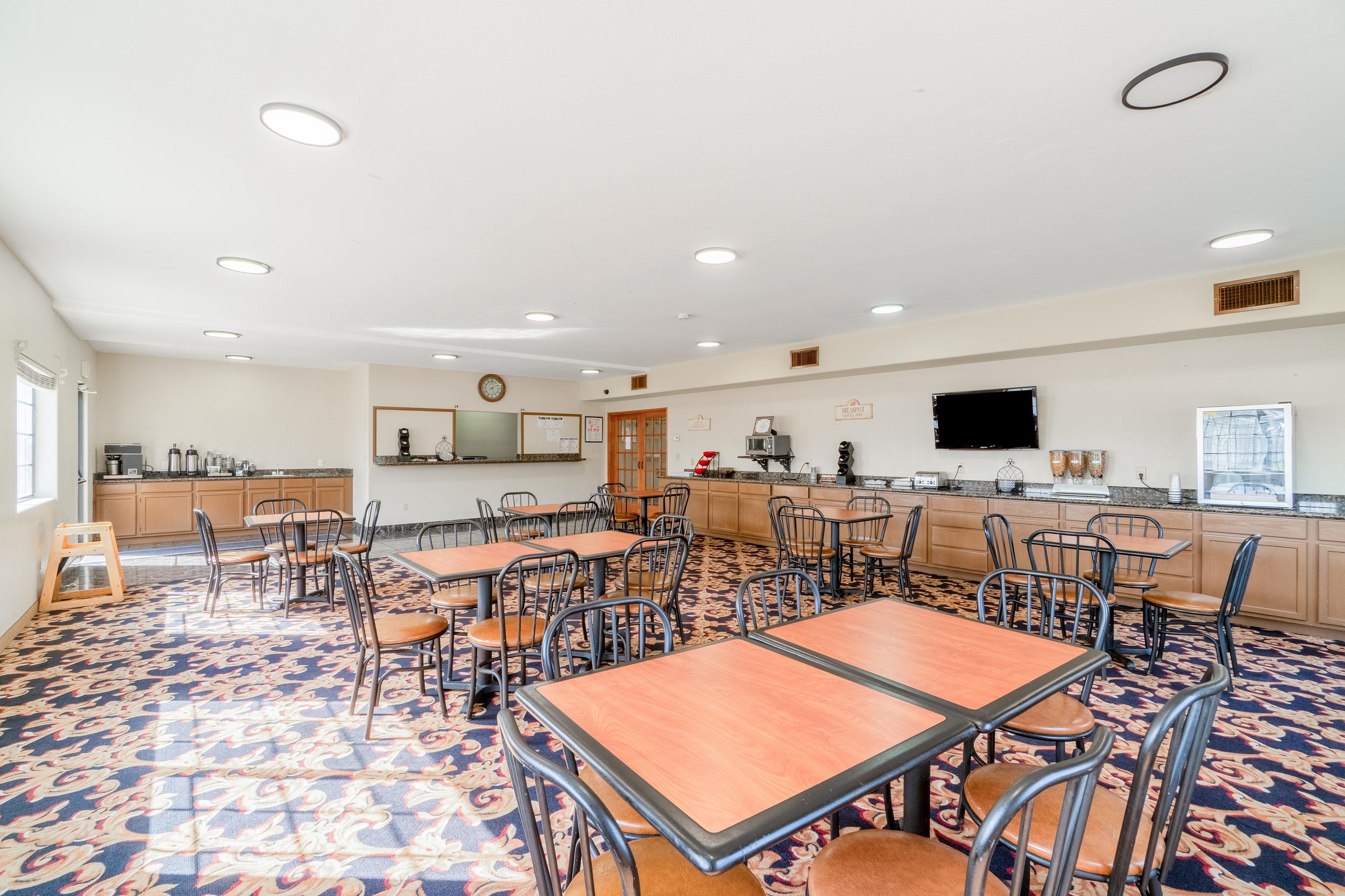 Days Inn & Suites by Wyndham Beeville 27/42