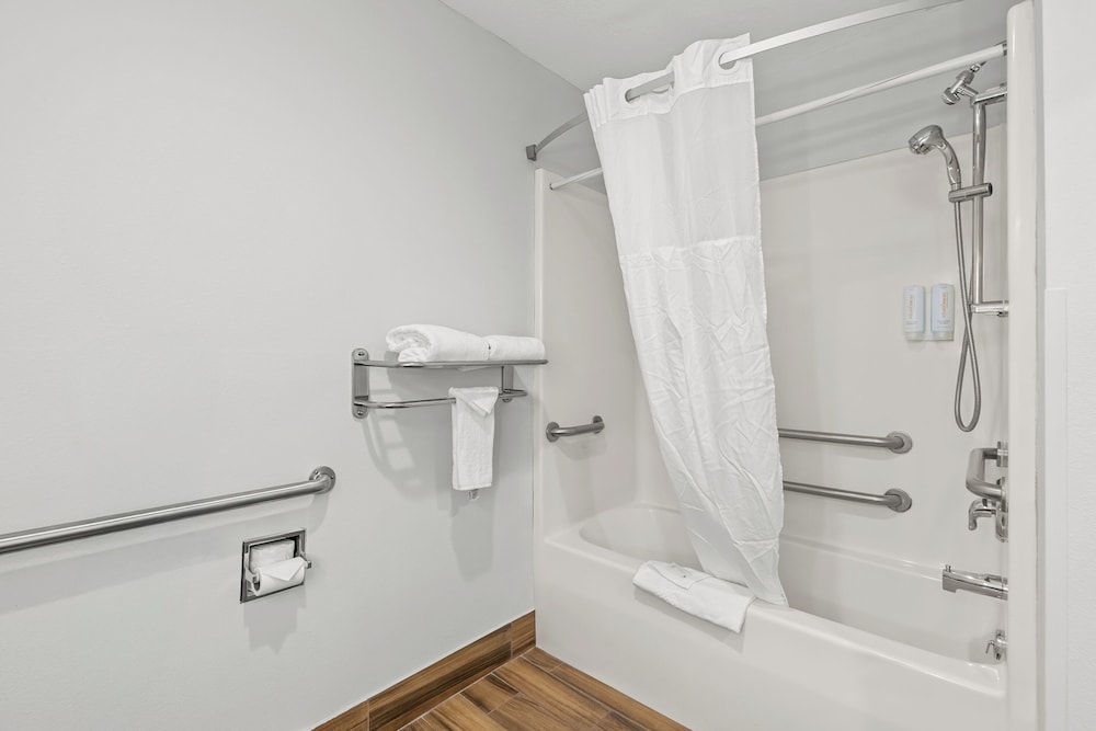 غرفة بسرير كينج لذوي الإعاقة، Quality Inn Beaver I-15 9/9