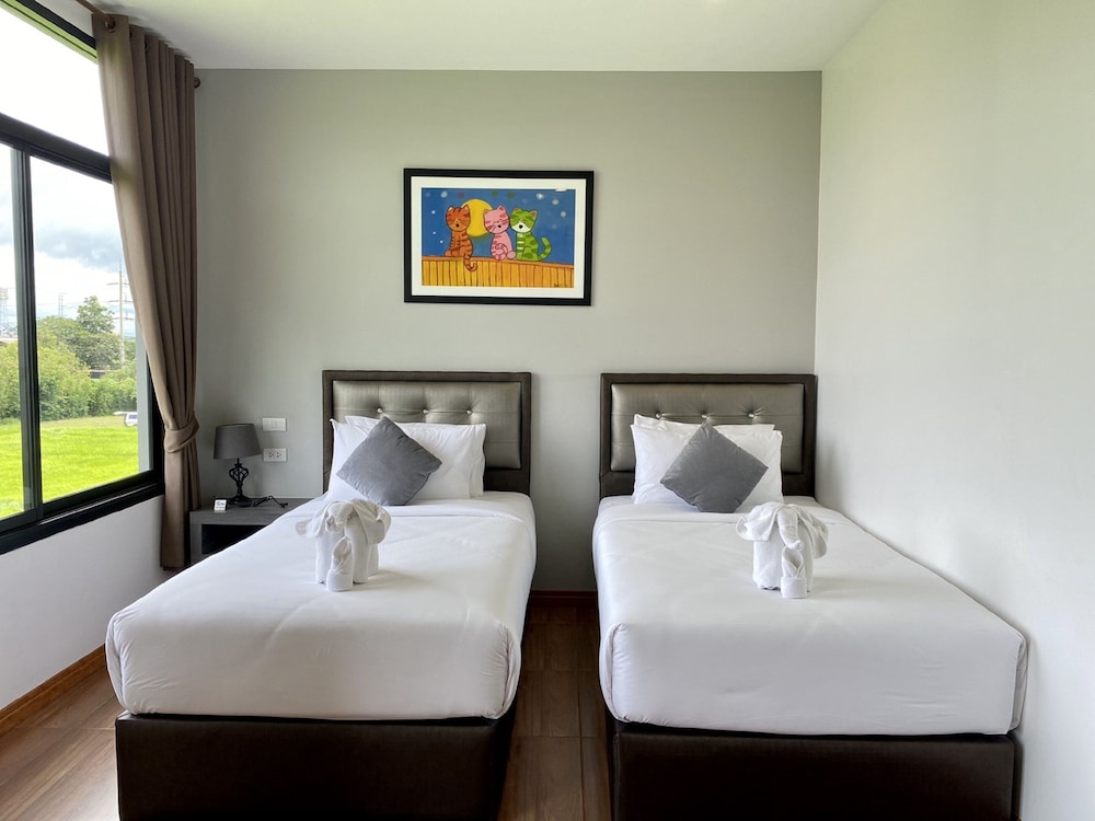 DELUXE, TWIN BEDS
