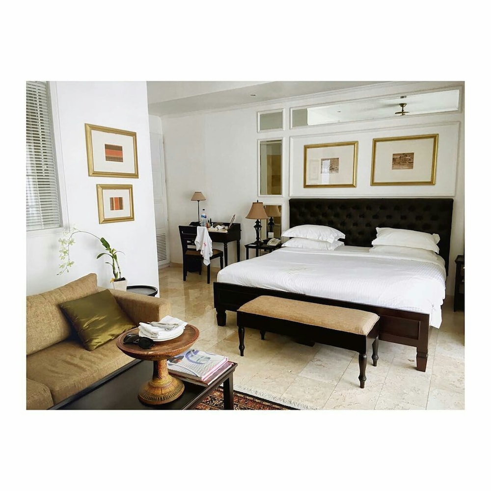 The Colony Hotel 37/59
