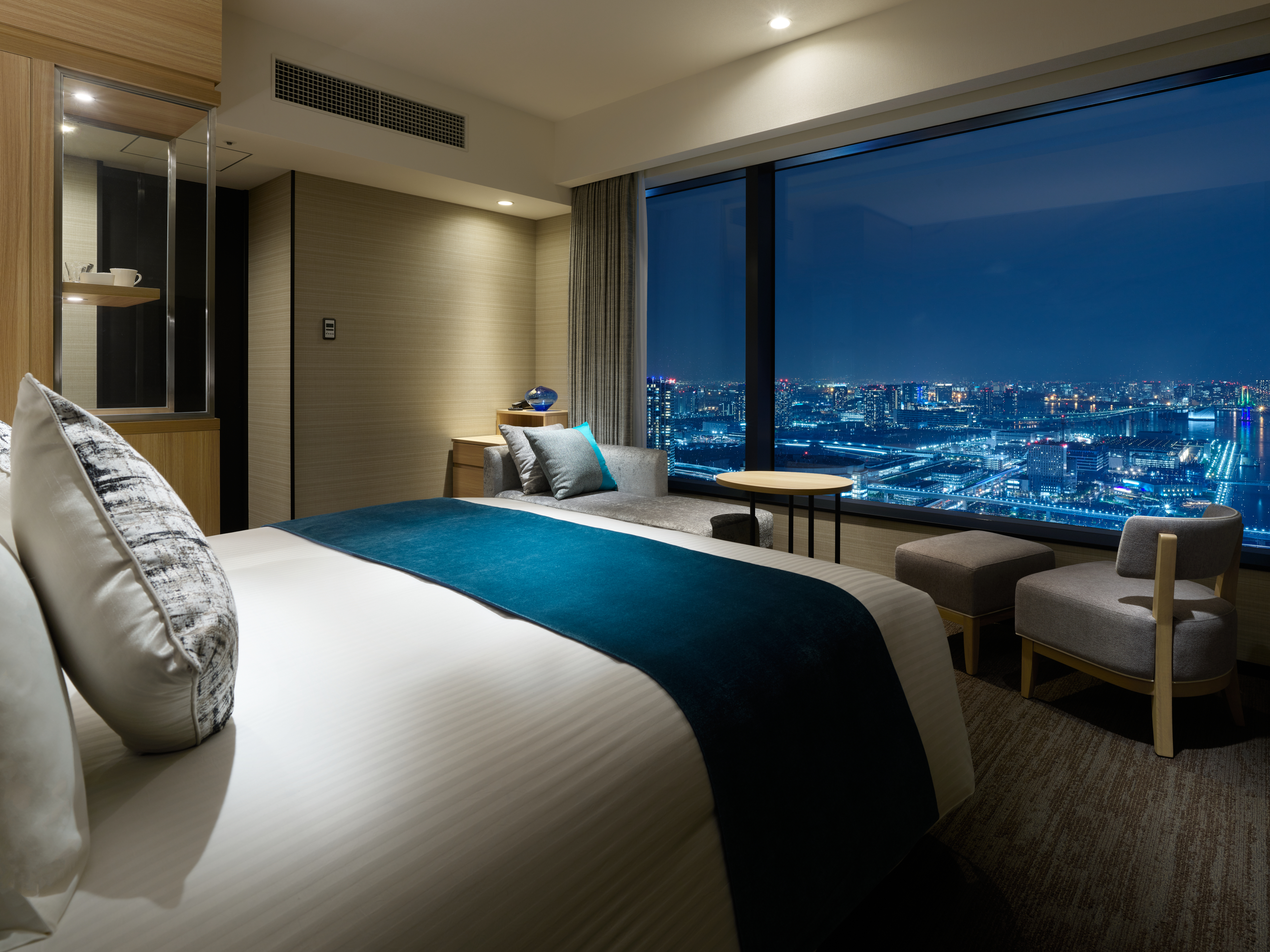 SUPERIOR, KING BED, WITH VIEW, BATHTUB