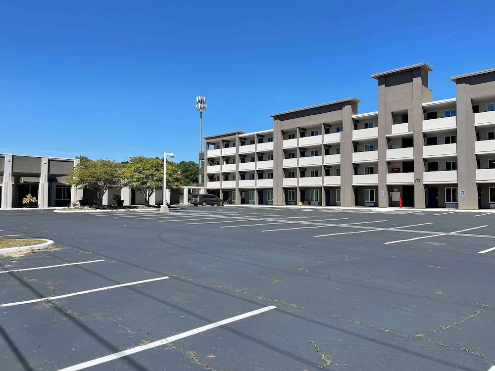 Motel6 West Columbia, SC - Airport 18/24
