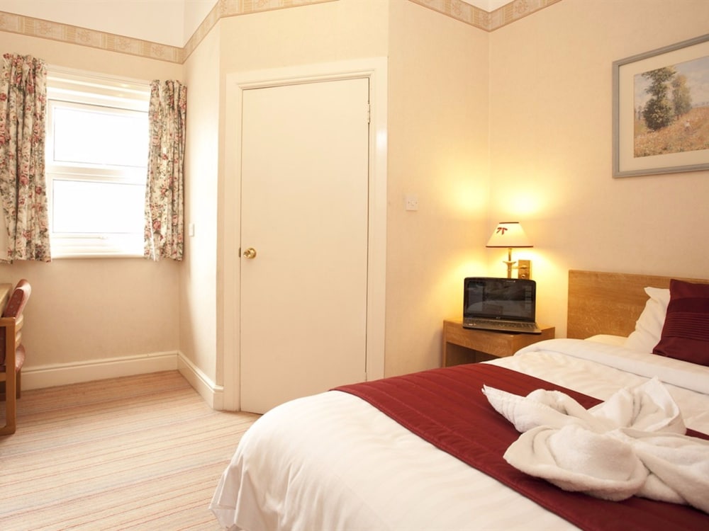 Denewood Hotel - Guest Accomodation 12/48