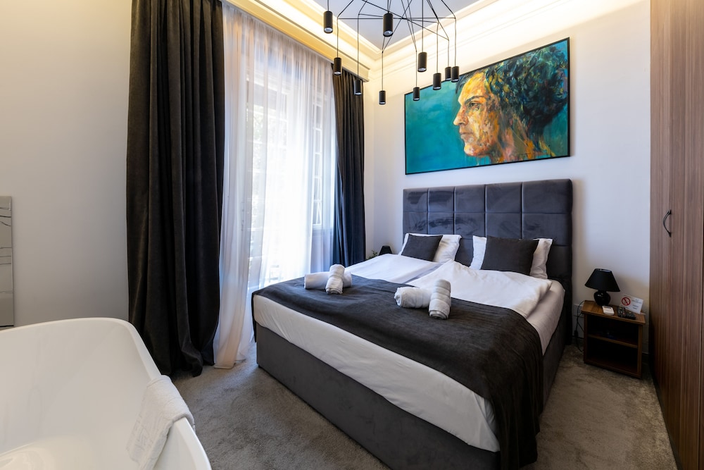 Kings Palace Suites 29/50