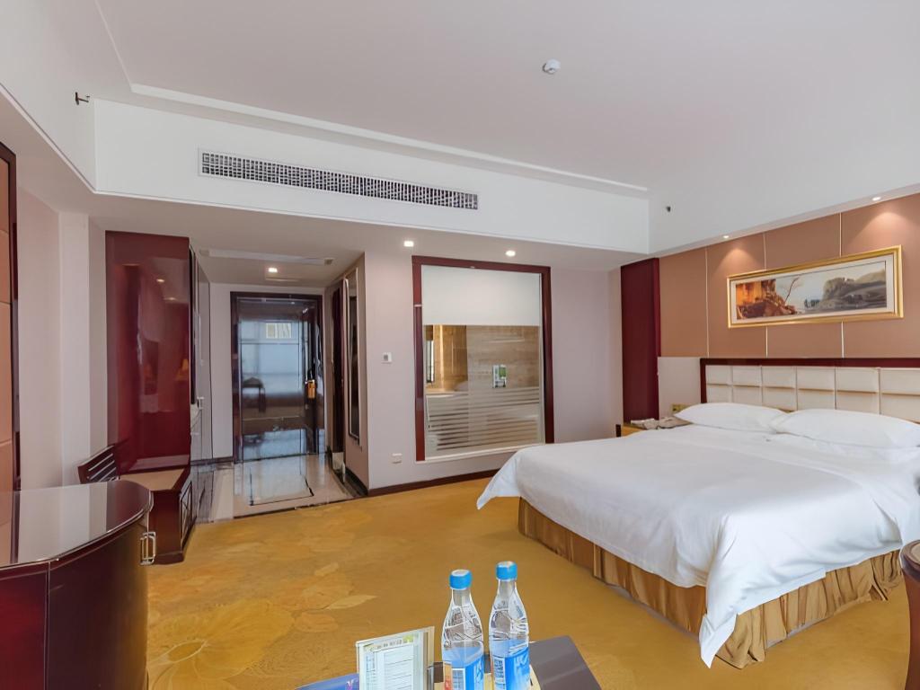 Vienna International Hotel (Zhongshan North Station) 22/57