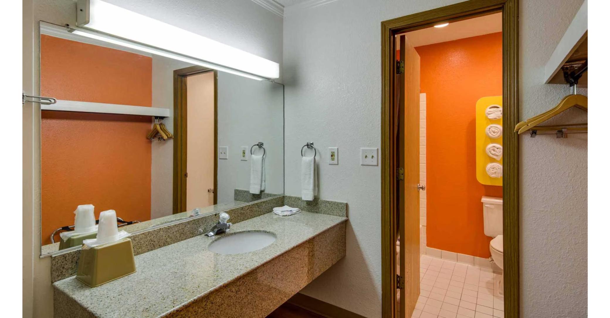 Motel6 Waukegan, IL 59/63