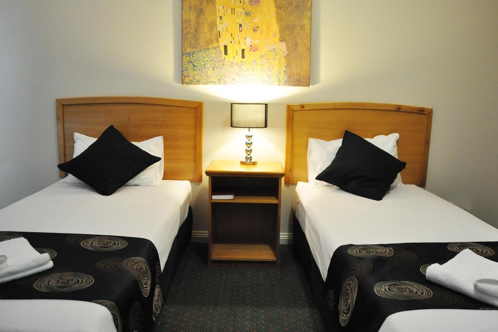 MEADOWBROOK HOTEL BRISBANE 35/40