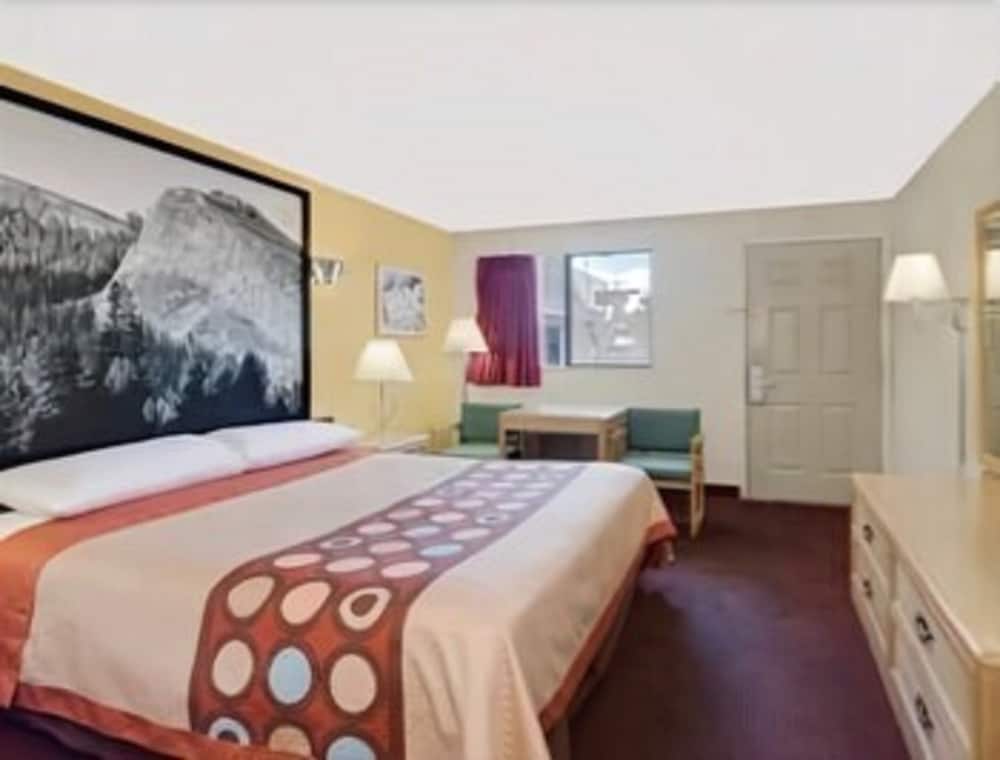 Super 8 by Wyndham Bishop CA 11/26