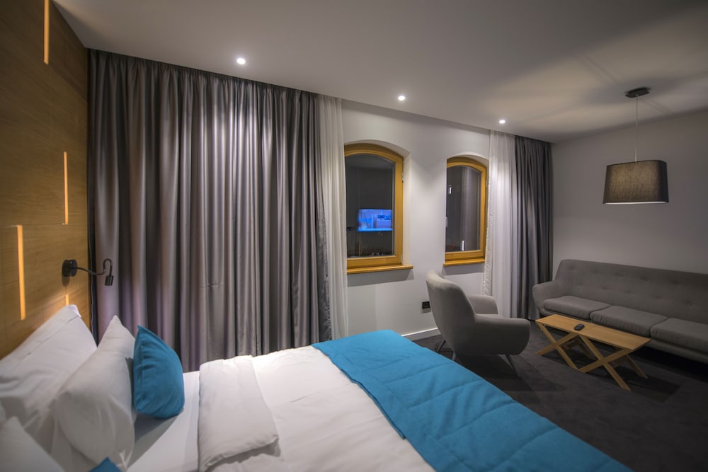2 BEDROOMS, SUITE