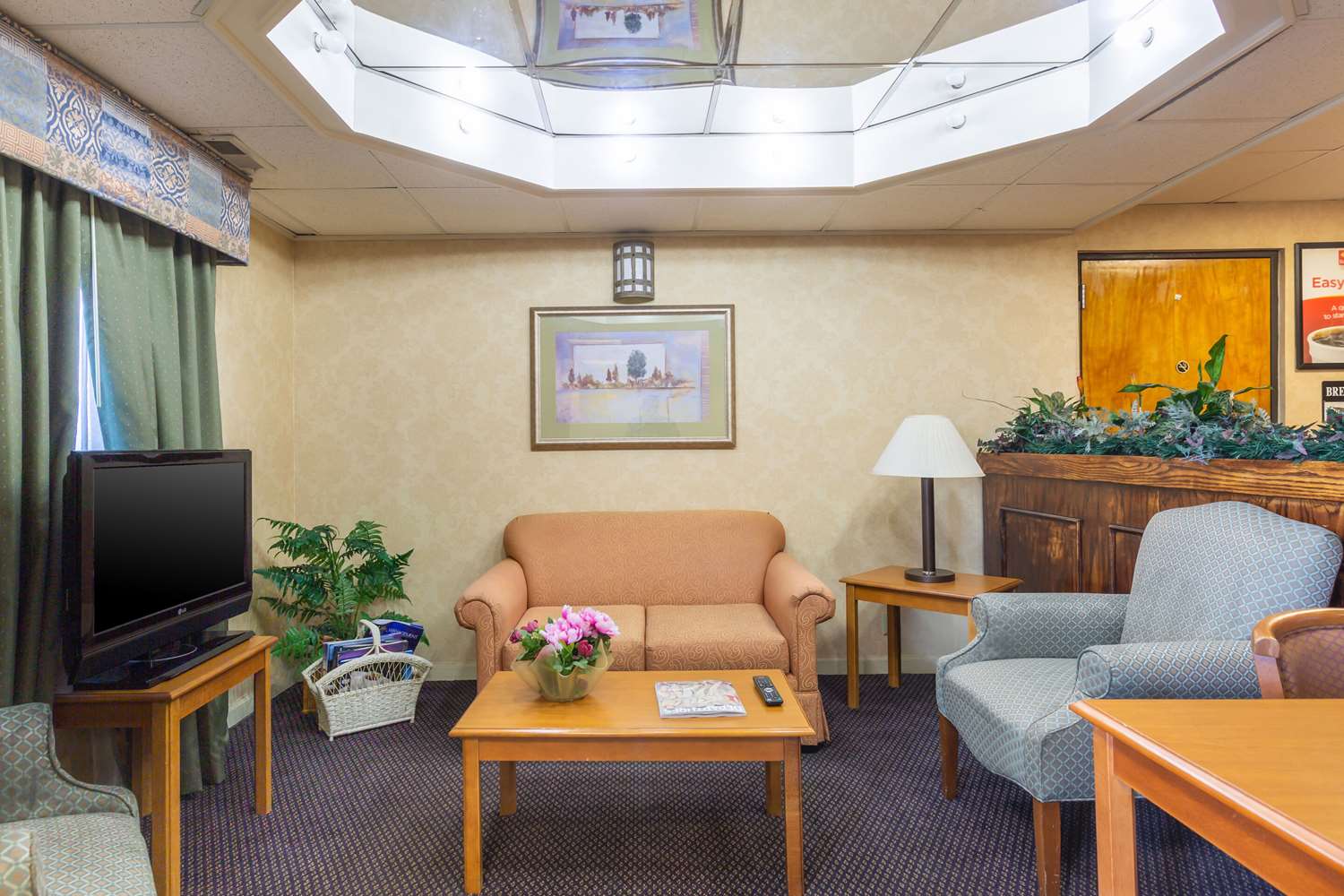 Econo Lodge & Suites Clarksville near Governors Square Mall 21/24