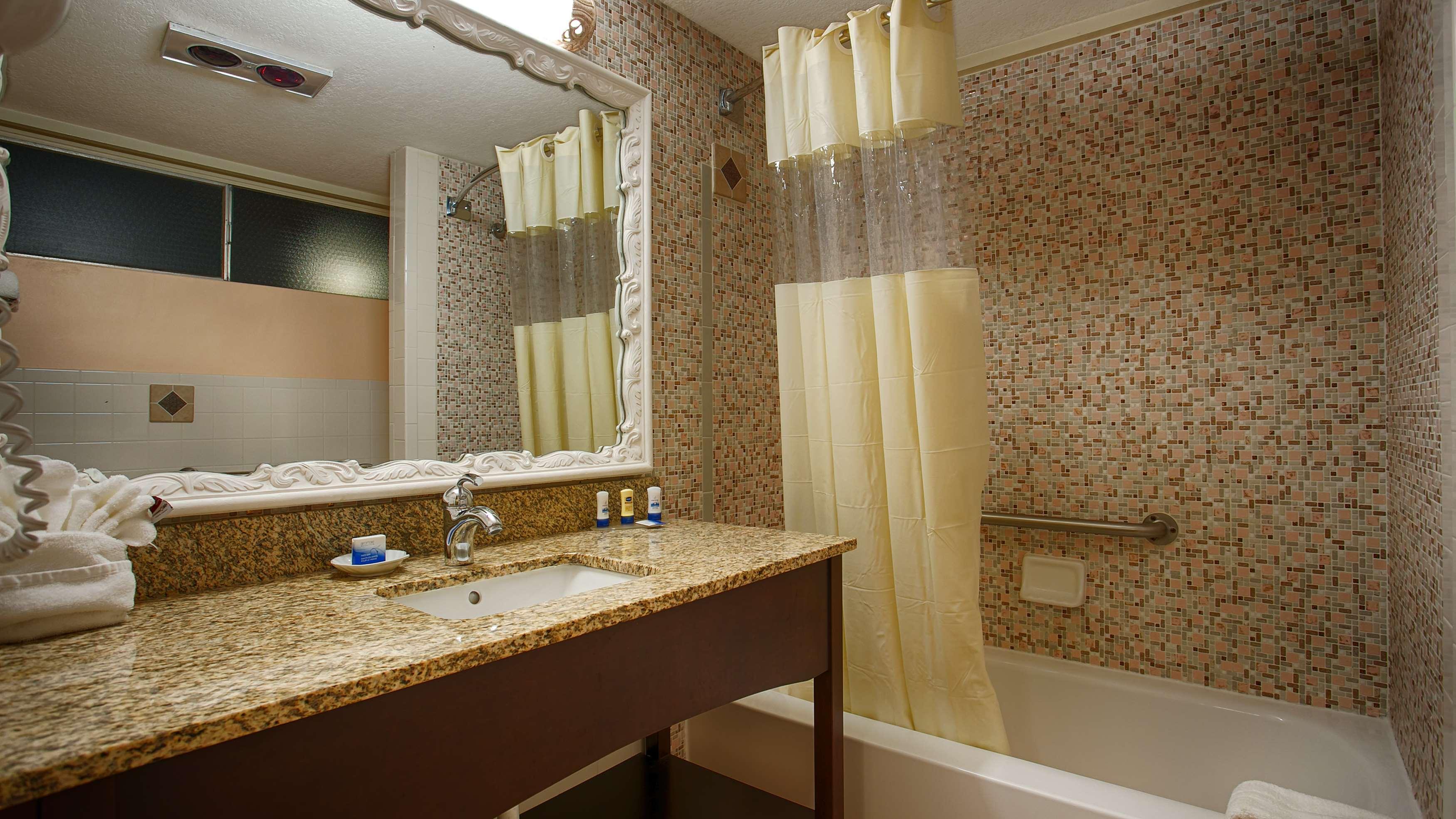 Room, King Bed, Pool Side, Balcony, Best Western Plus Yacht Harbor Inn 2/3
