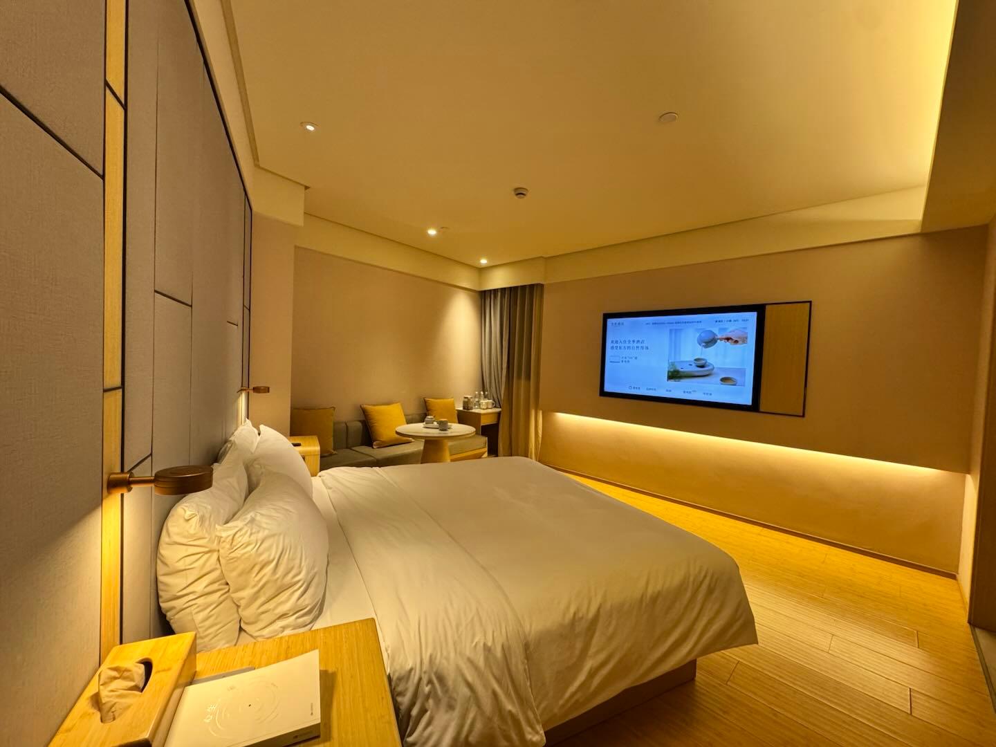 Queen Bed, No Window