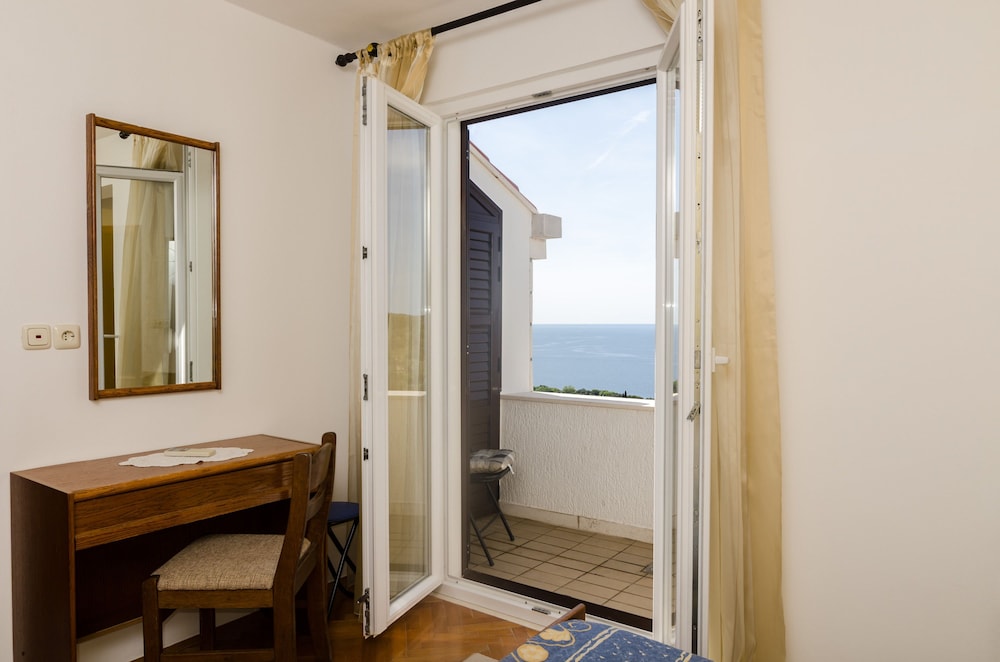 GUESTHOUSE MORETIC 37/40