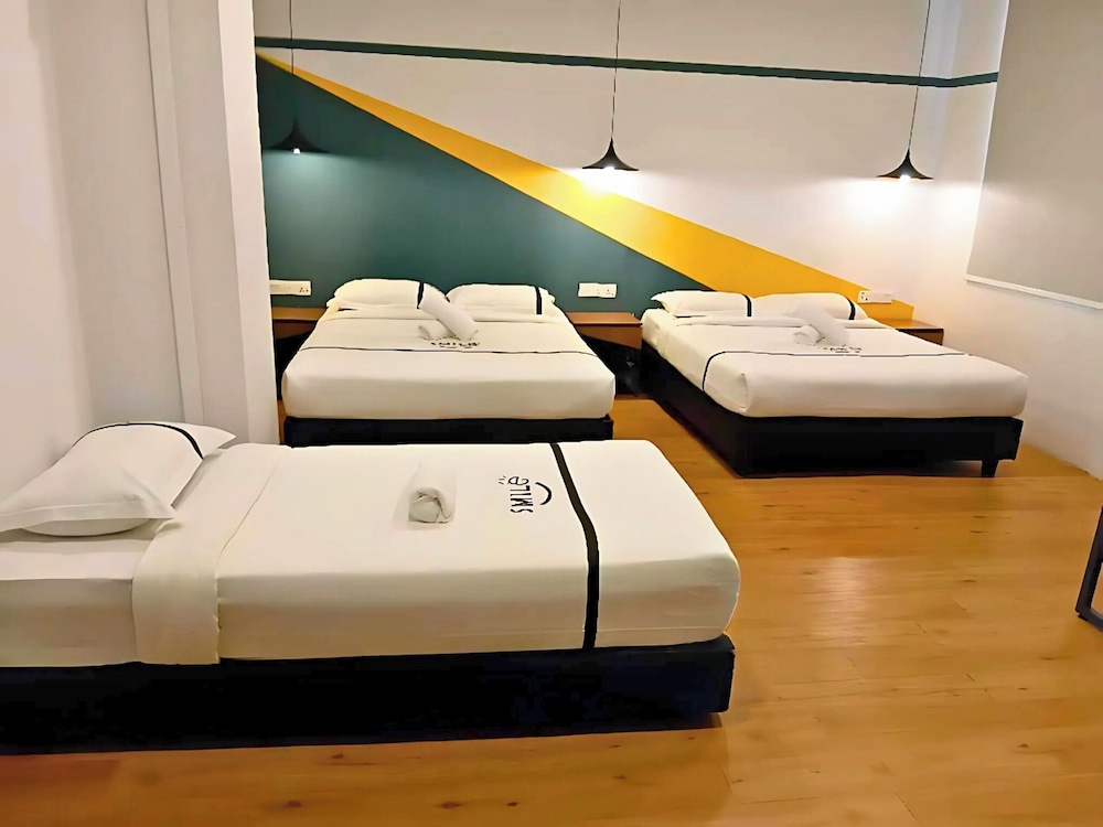 Family, Quadruple, 1 Single and 2 Queen Beds