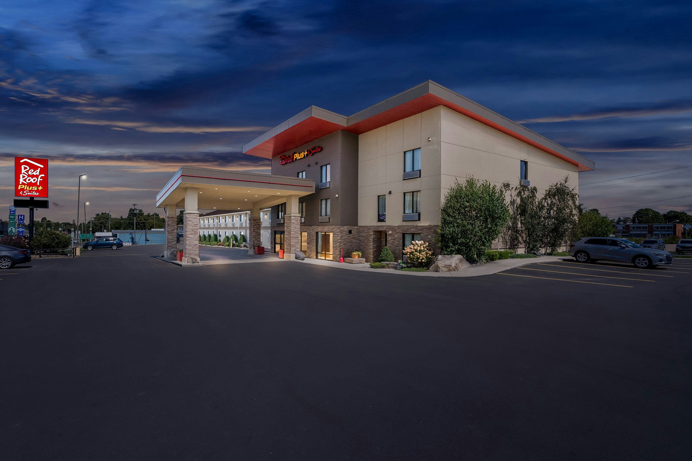 Red Roof Plus Suites Malone 3/40