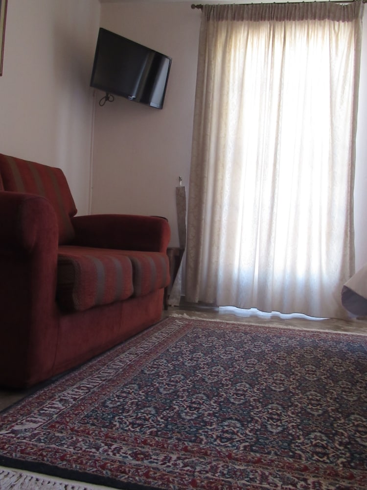 BYRON HOTEL 48/72