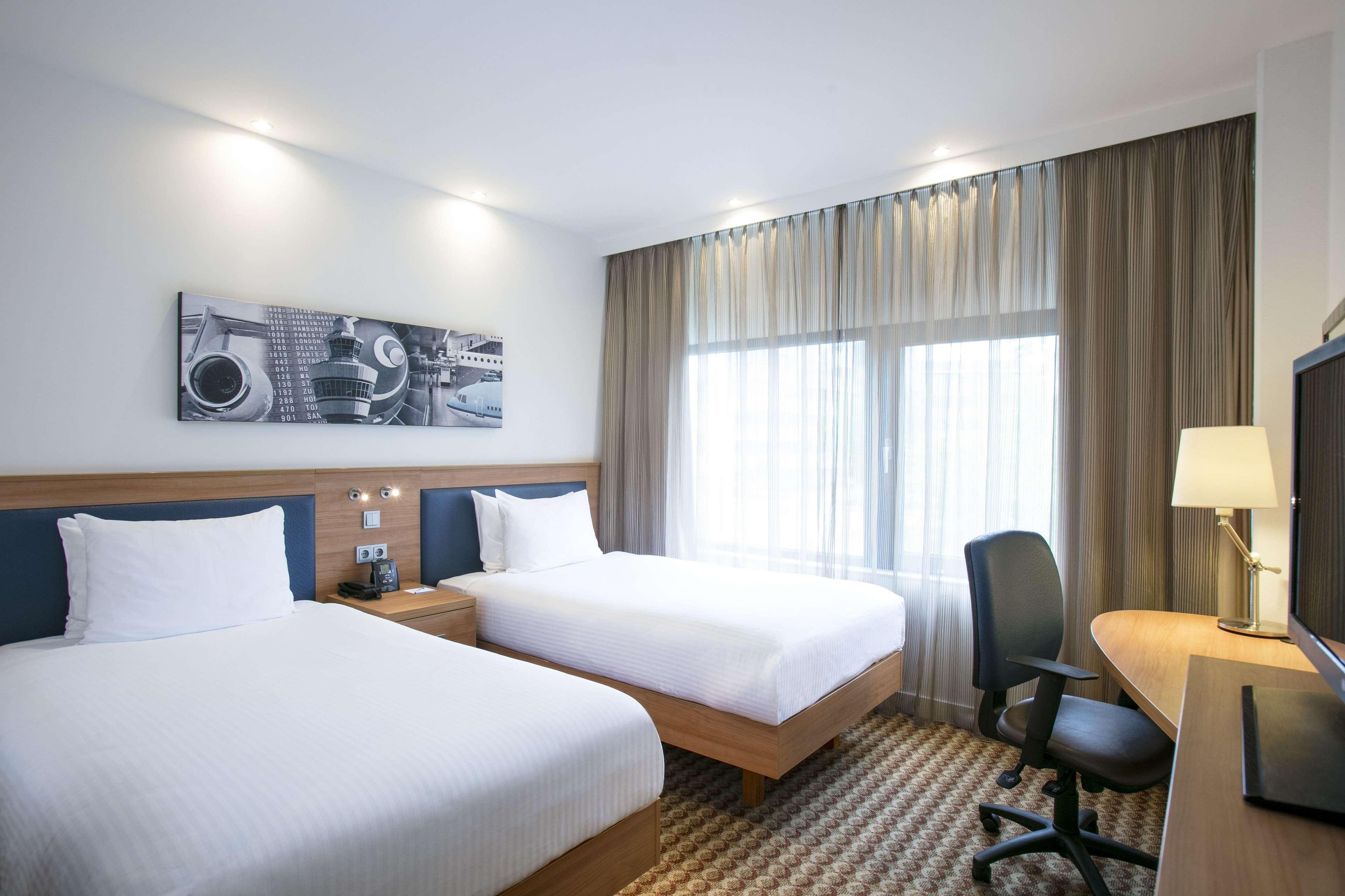 ROOM, TWIN BEDS