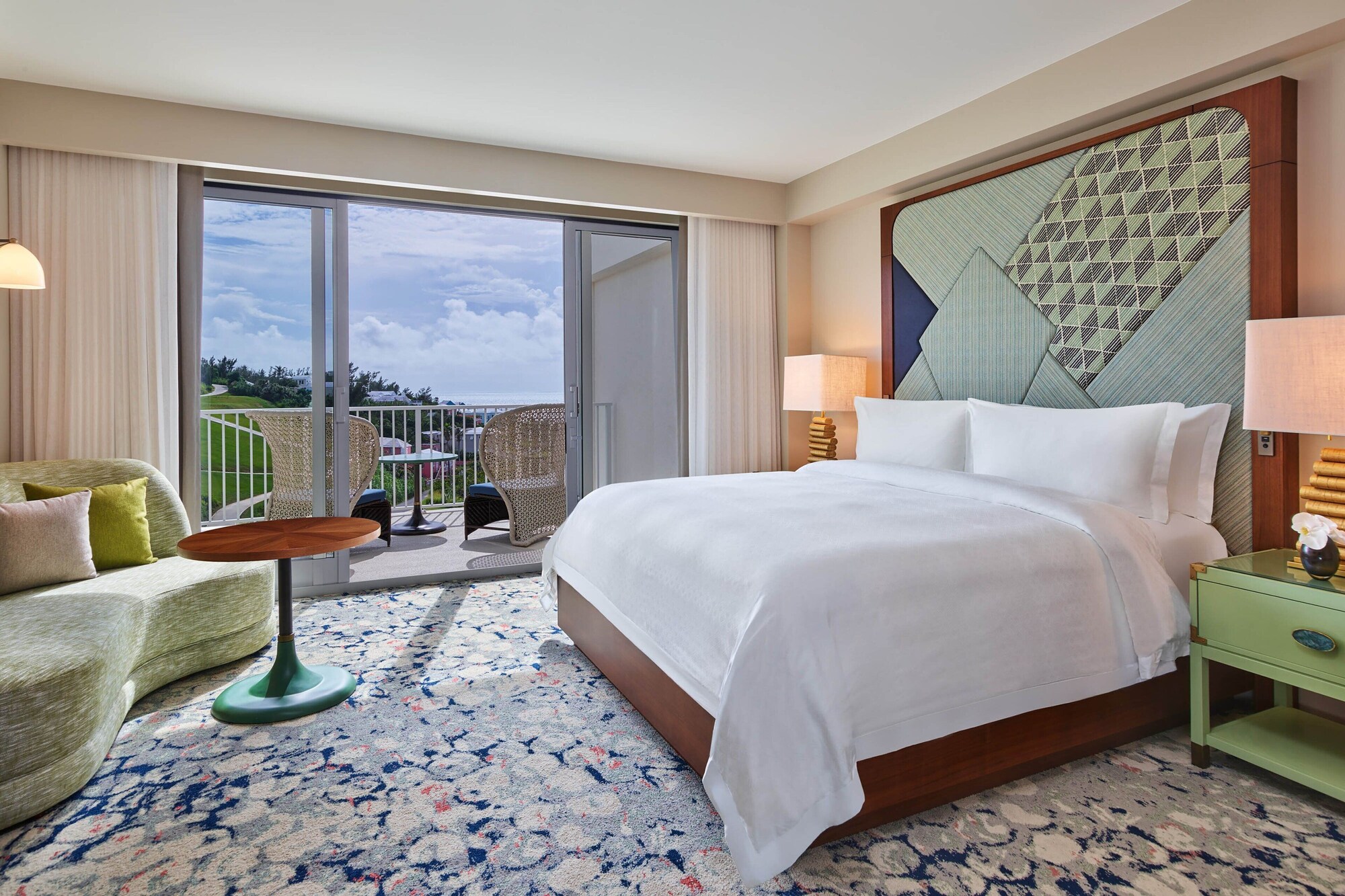 غرفة بسرير كينج بشرفة بإطلالة جزئية على البحر، The St. Regis Bermuda Resort 2/3