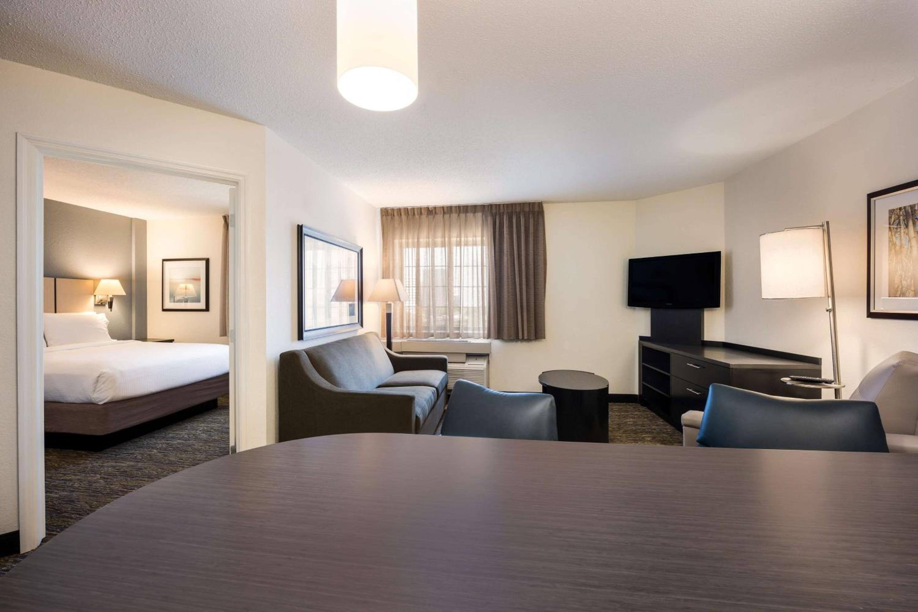 1 BEDROOM, SUITE, QUEEN BED, BATHTUB, ACCESSIBLE