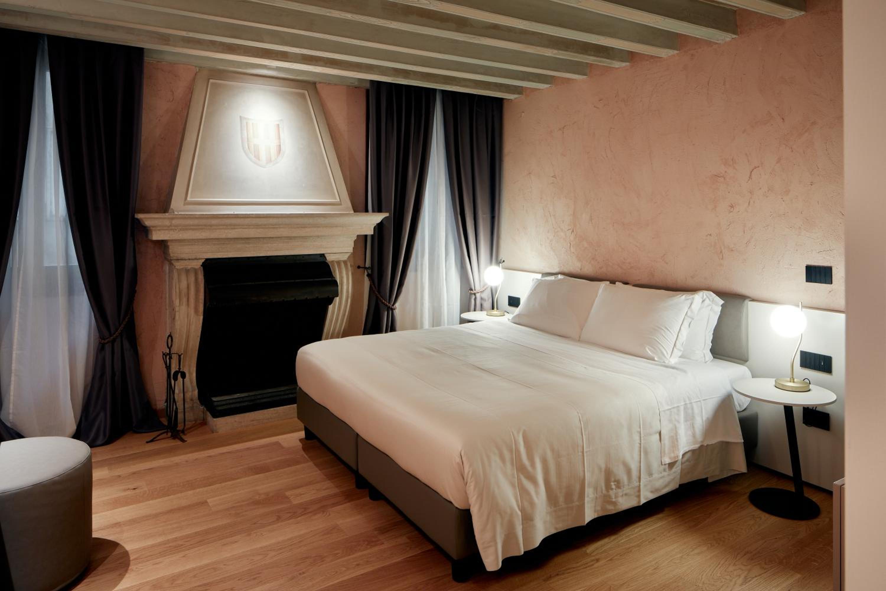 ROOM, DOUBLE BED