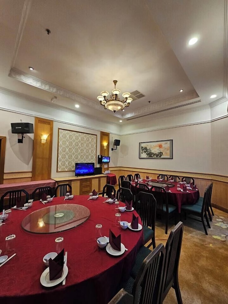 The Paramount Hotel 40/58