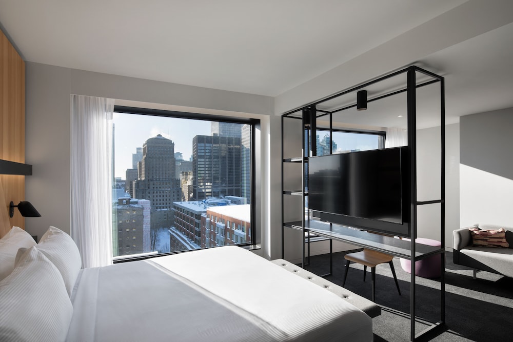 DELUXE, SUITE
