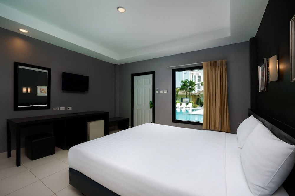 Deluxe, Bungalow, 1 Double and 1 Single Bed, Pool Side