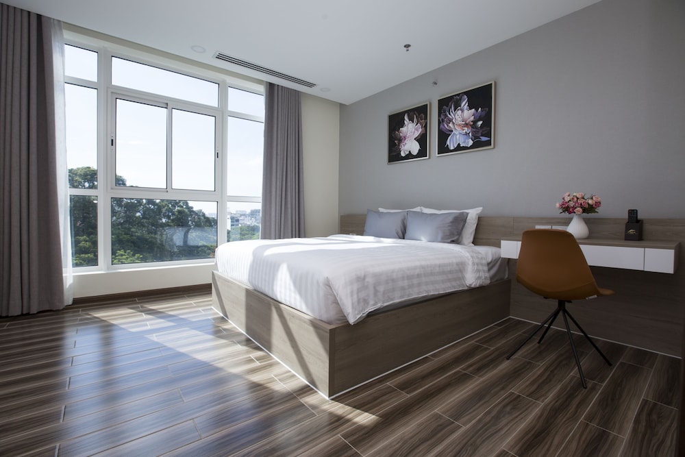 DELUXE, SUITE, KING BED, PARK VIEW