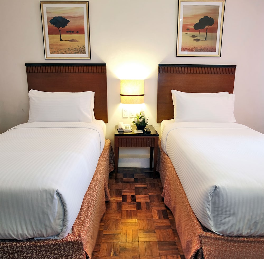 Fersal Hotel Neptune Makati 38/65