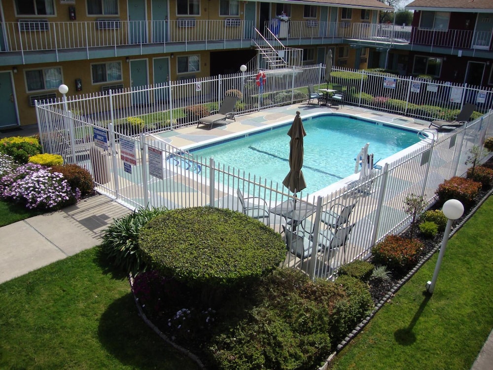 Oasis Inn Sacramento Elk Grove 23/25