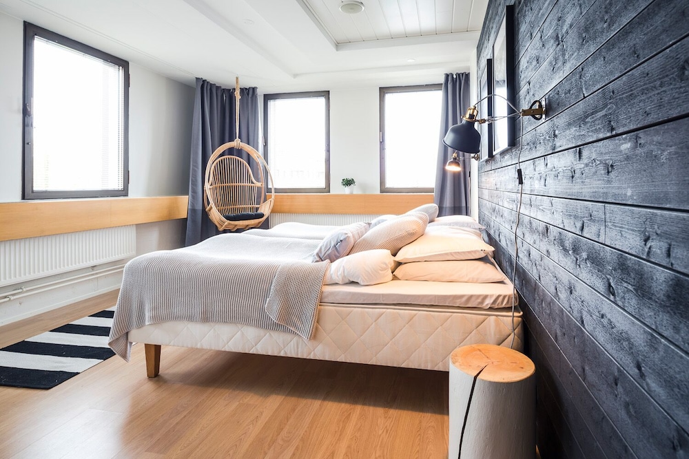 SUPERIOR, DOUBLE OR TWIN BED