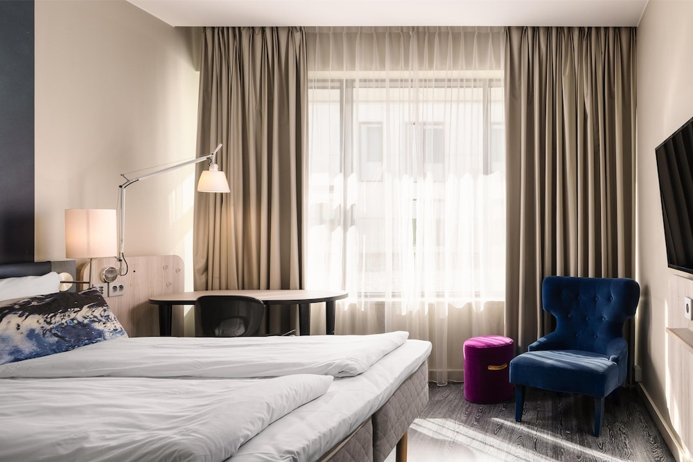 STANDARD, QUEEN BED