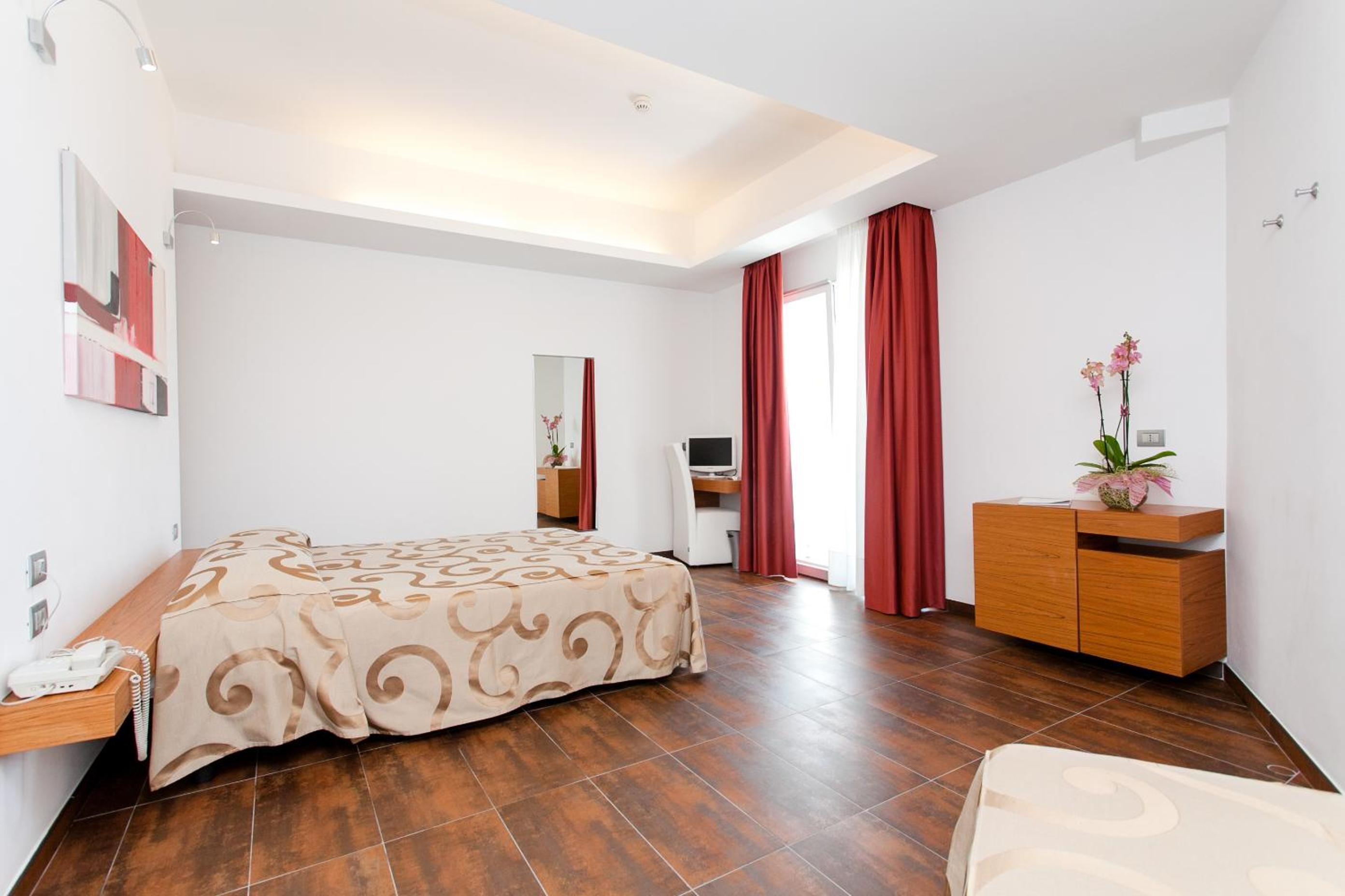 غرفة ثلاثية، Sciali Hotel 3/10