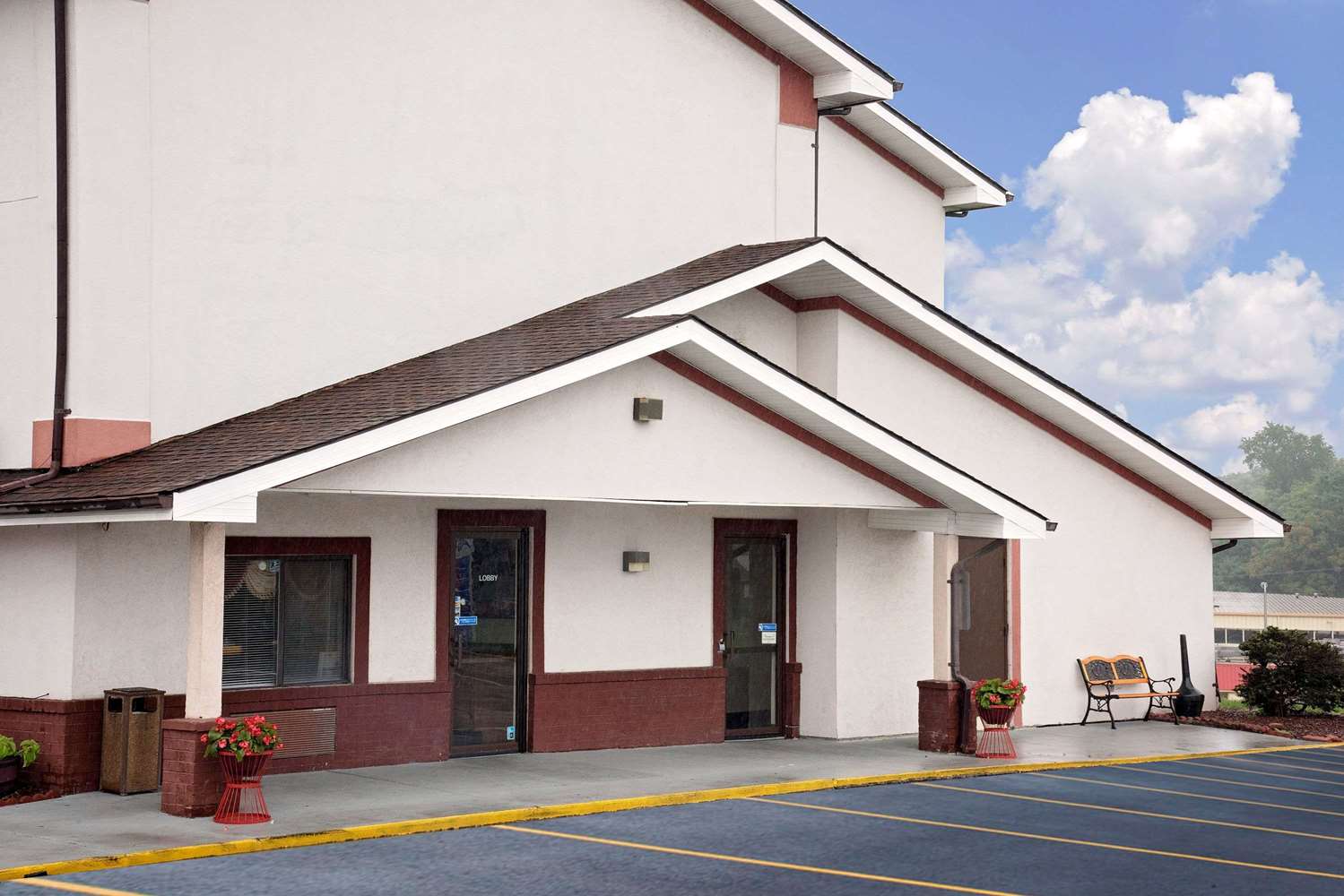 Super 8 By Wyndham Martinsburg 4/6