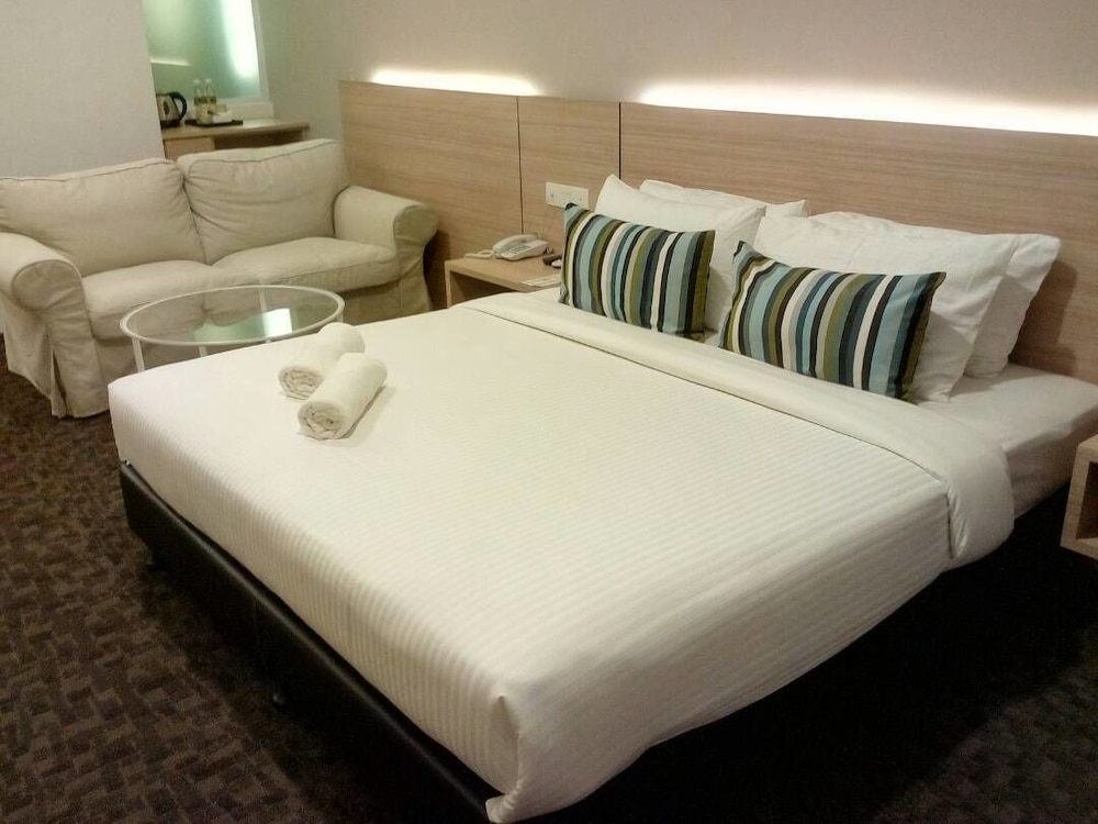 The Inn Formerly Triple Tree Xpress Hotel 24/44