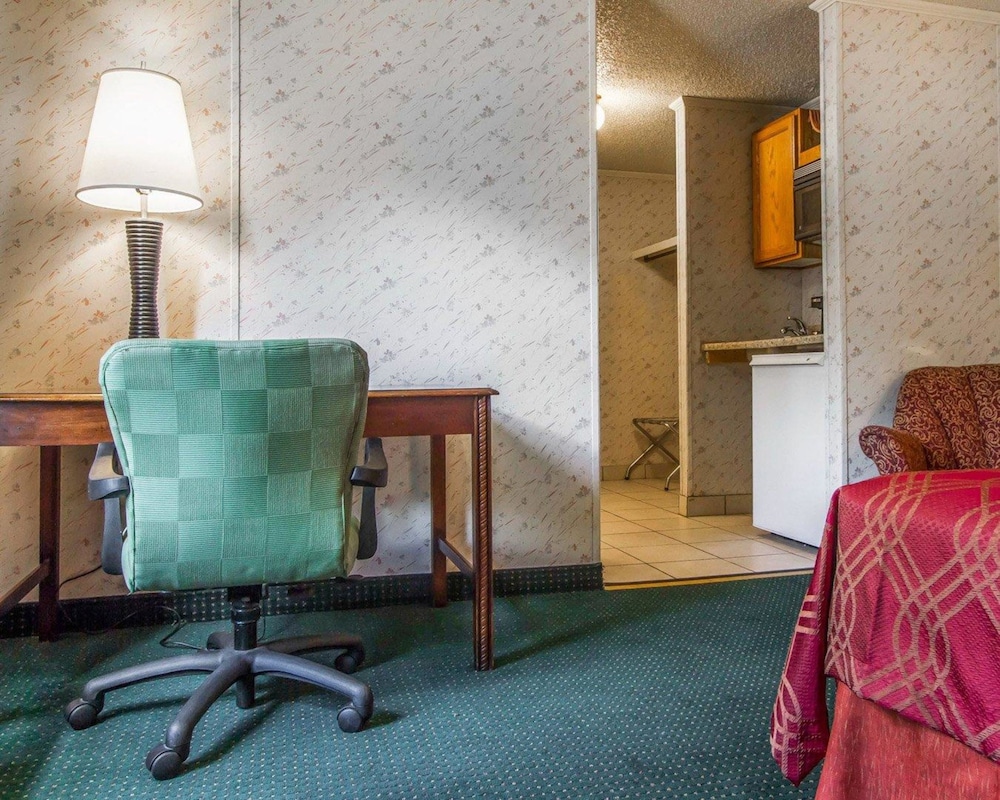 Rodeway Inn & Suites Brunswick Near Hwy 1 31/36