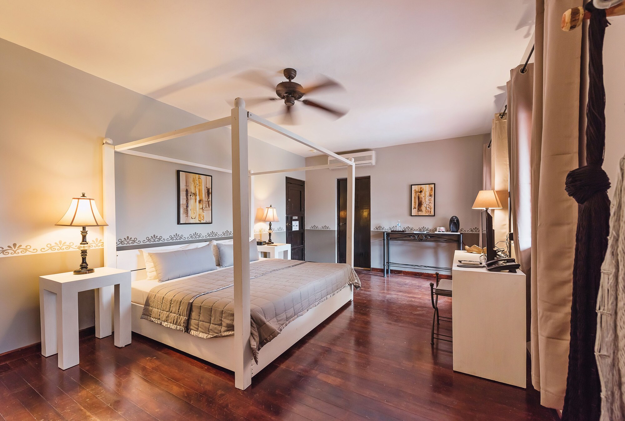 Suite, King Bed, Pool Side