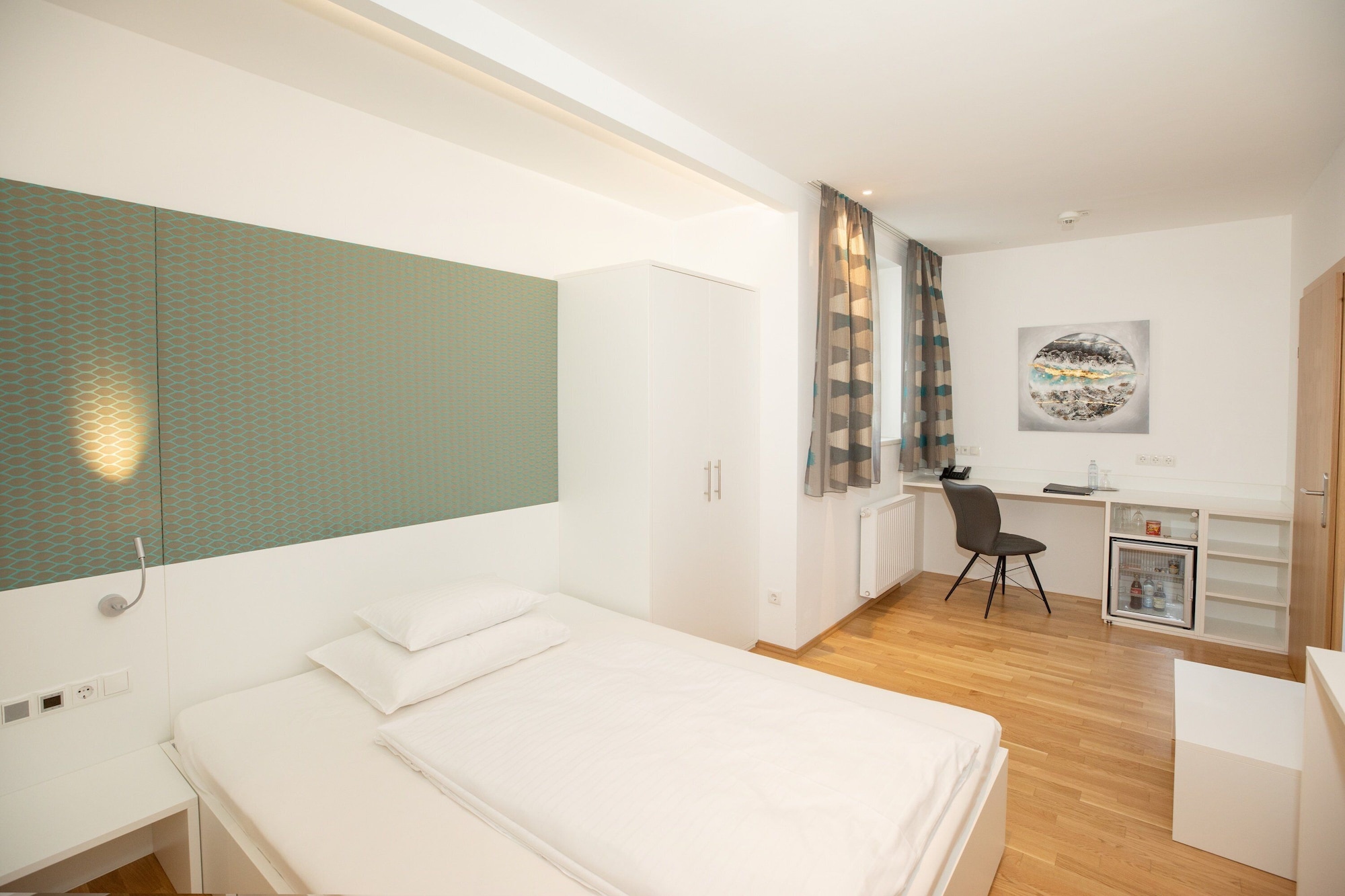 BUSINESS, SINGLE, QUEEN BED