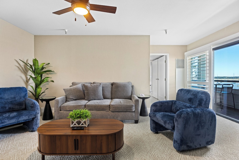 456 Embarcadero Inn Suites 55/77