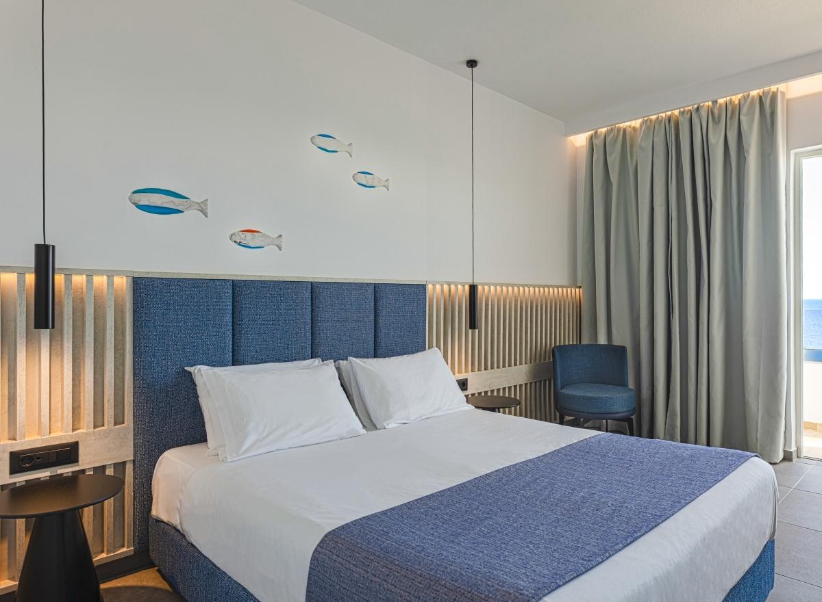 Standard, Double Bed, Side Sea View