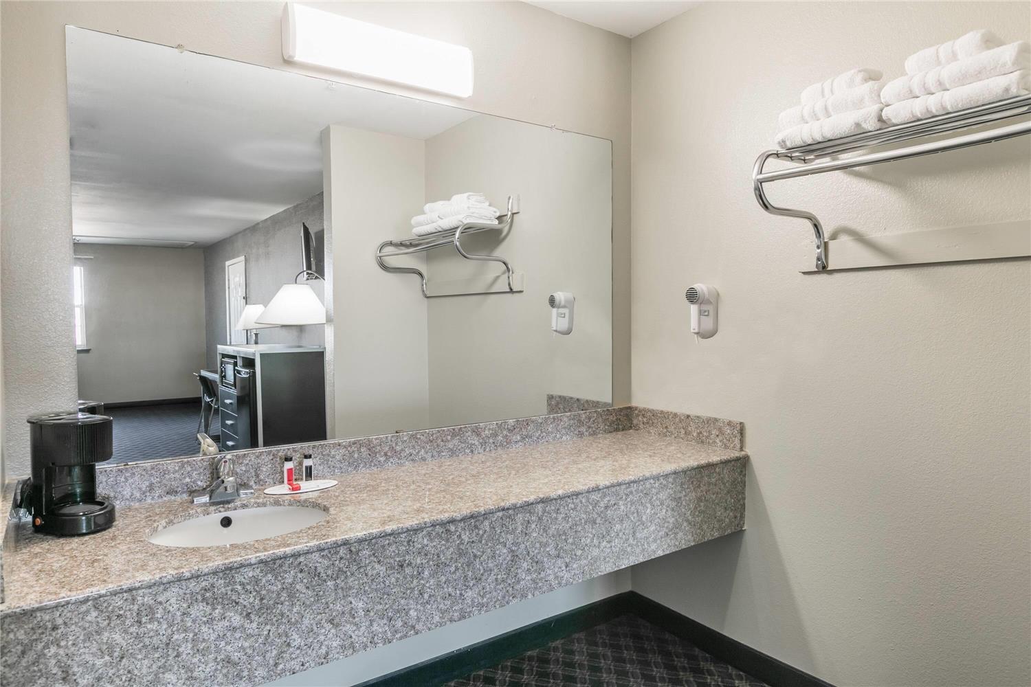Super 8 by Wyndham Arlington Near AT and T Stadium 10/10