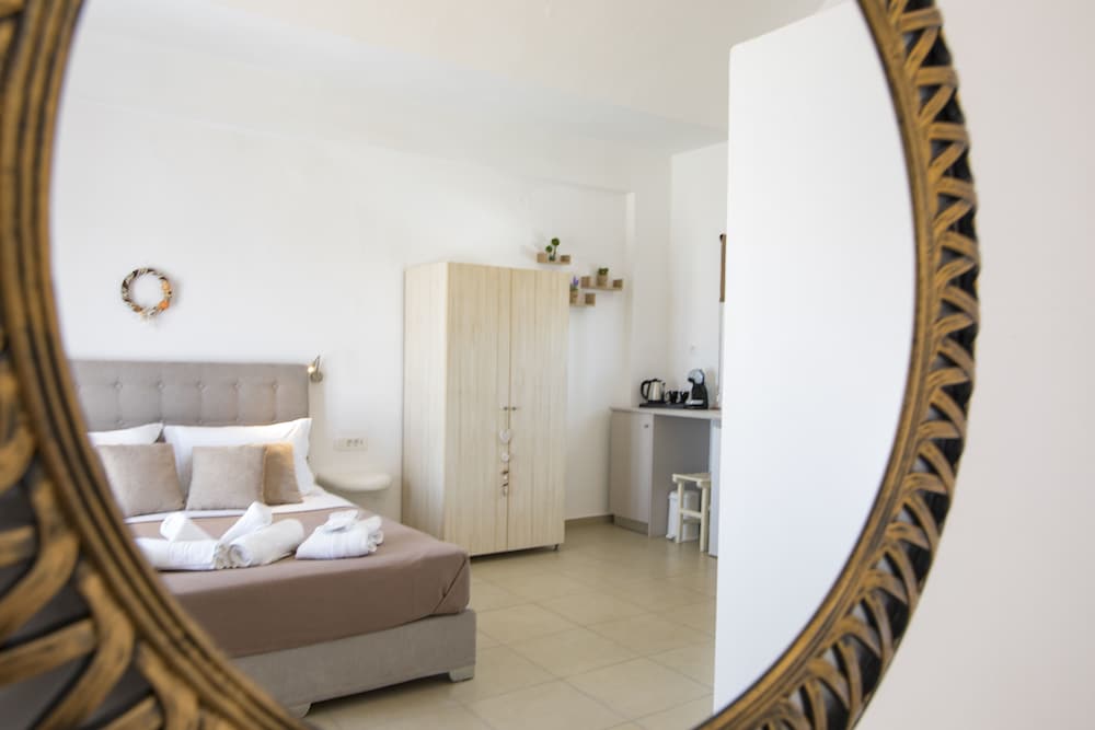 Thira S Dolphin Hotel 7/72
