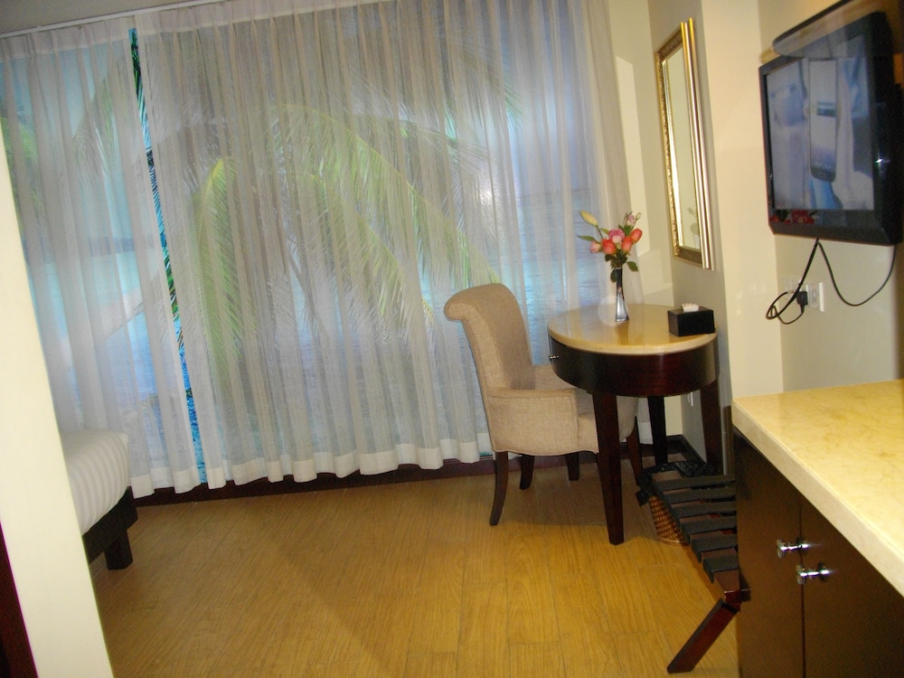 Lux Riverside Hotel & Apartment 84/99