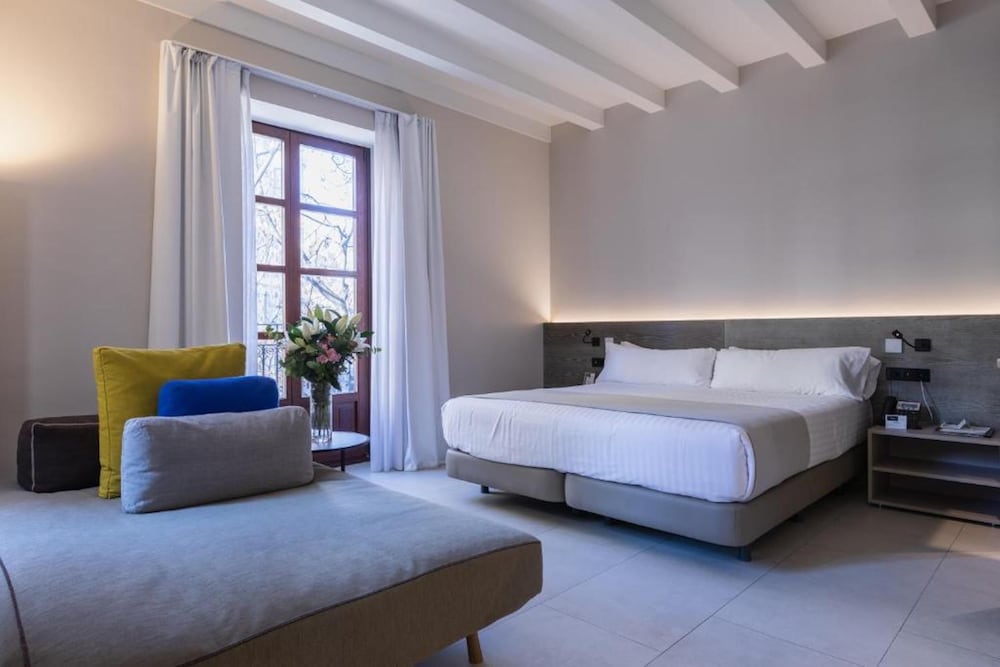 EXTERIOR, DOUBLE BED
