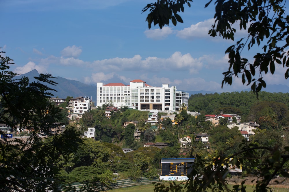 The Grand Kandyan Hotel 6/70