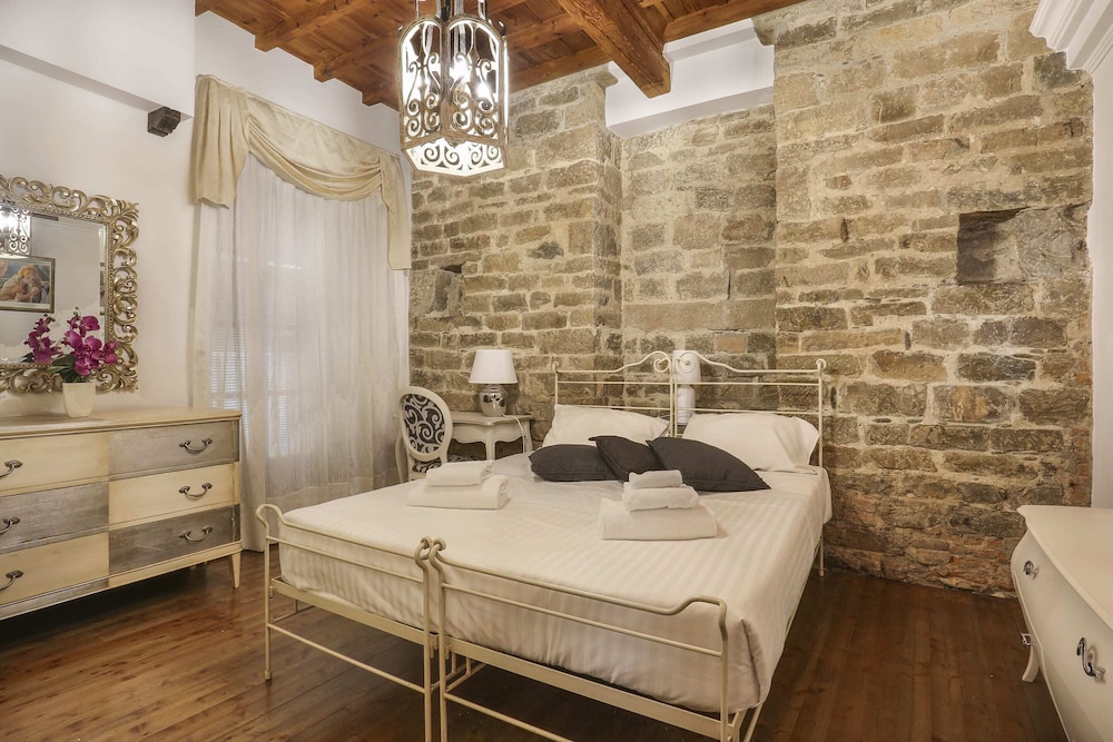 Pontevecchio Stylish Apartment in Florence-hosted by Sweetstay 4/14