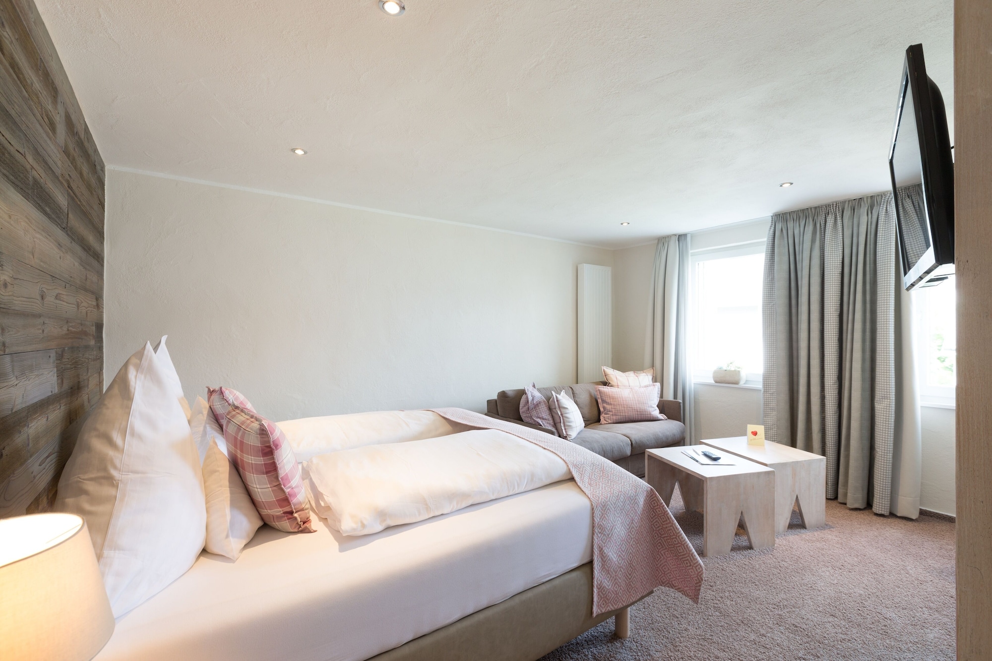 Deluxe, Queen Bed