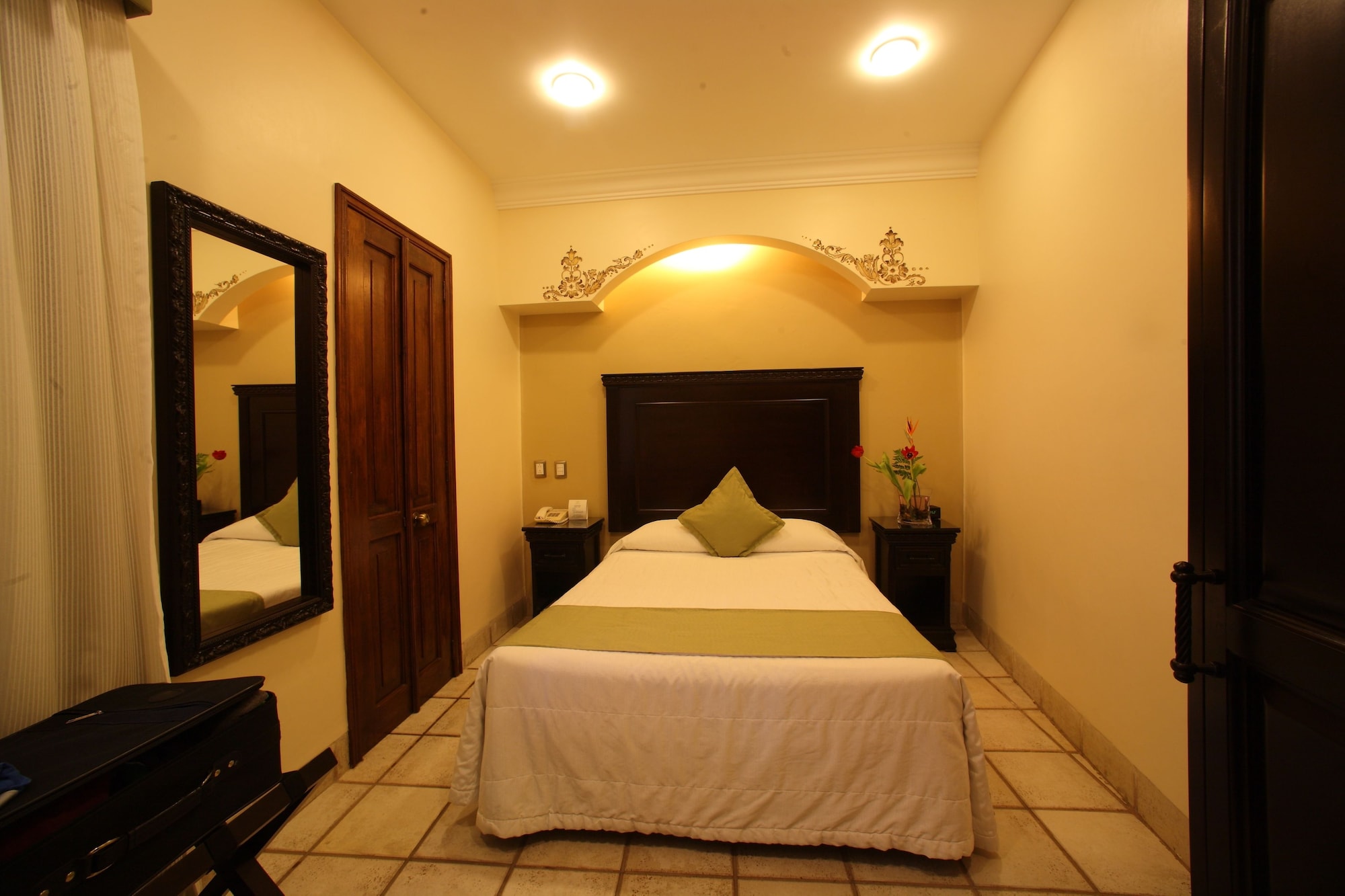 ROOM, DOUBLE BED