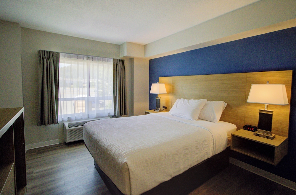 ROOM, QUEEN BED