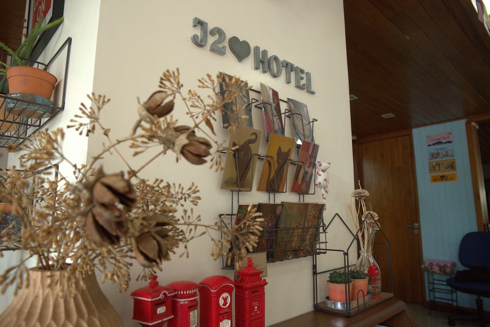 J2 Hotel 37/44
